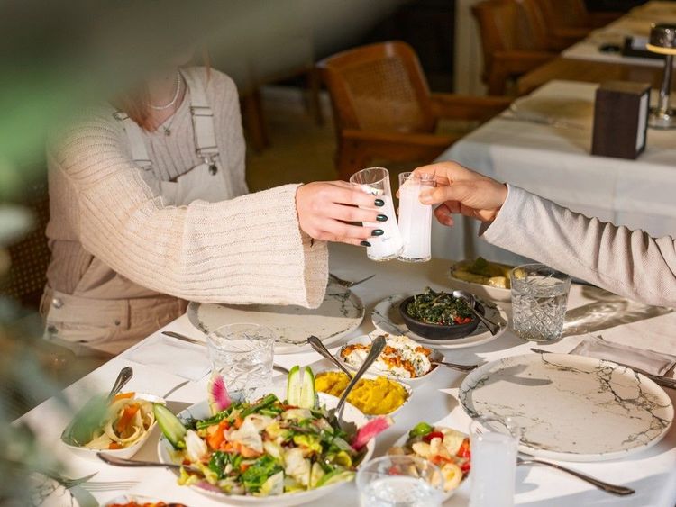 Repas de mezze et de salade grecque à Nicosie