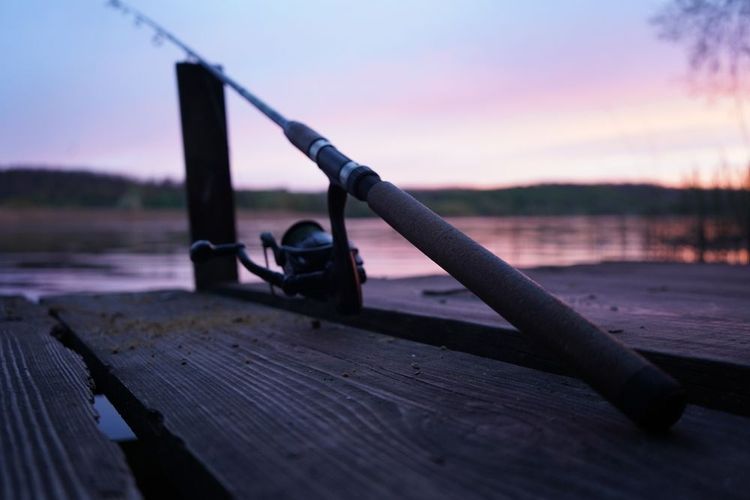 Canne de pêche près de la rivière