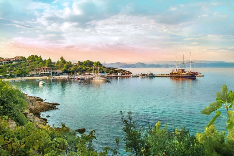 Le port d'Ormos Panagias. Montagne de Karvounas
