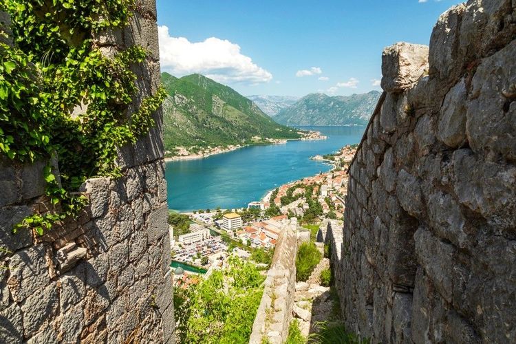 Vue sur Kotor à travers les remparts