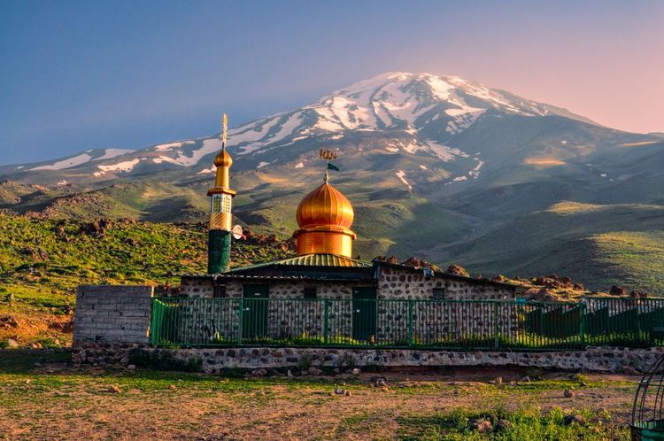 Mosquée pittoresque sous le volcan Damavand, pic le plus élevé d'Iran