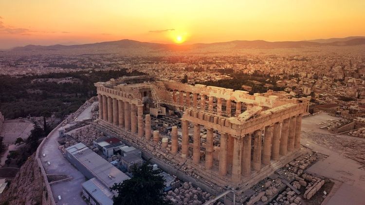 Photo de drone aérien de l'emblématique colline de l'Acropole et chef-d'oeuvre unique du monde antique le Parthénon au coucher du soleil