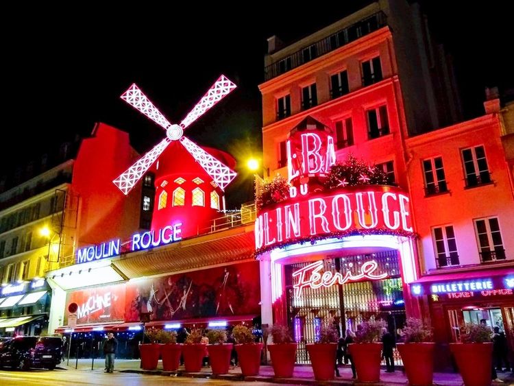 La façade du Moulin Rouge, un cabaret traditionnel, construit en 1889 par Josep Oller