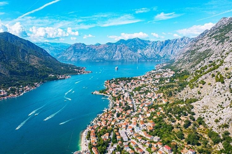 Vue aérienne sur la baie de Kotor
