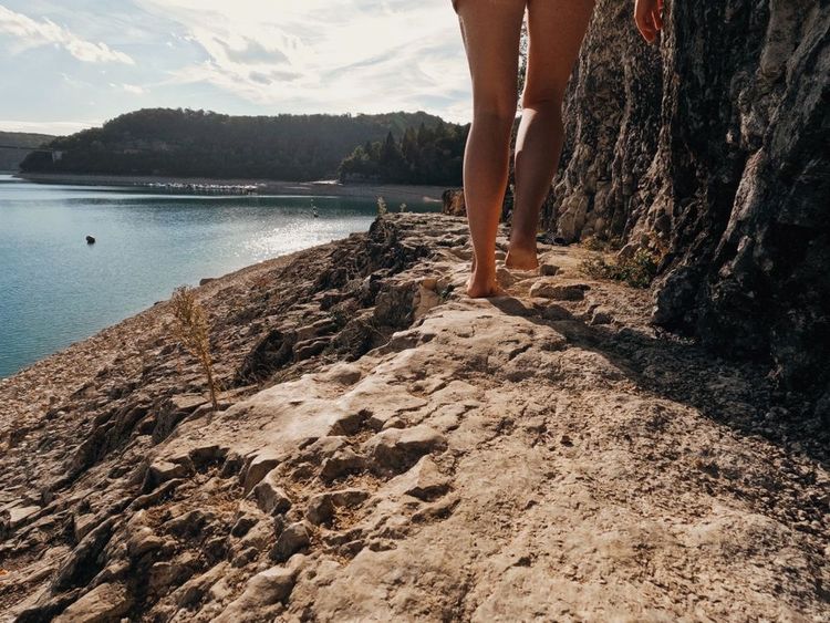 Marcher le long d'une falaise au bord du lac de Vouglans.