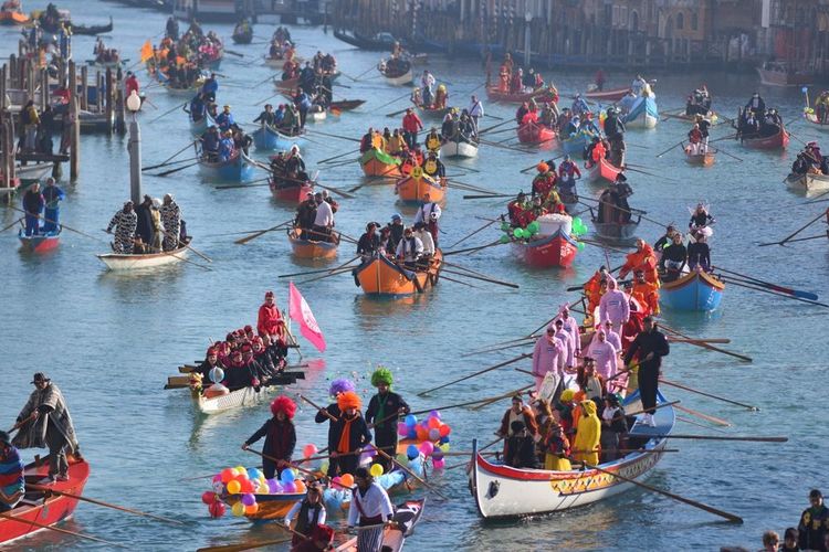 Le défilé "Svolo della Pantegana", pendant le carnaval de Venise.