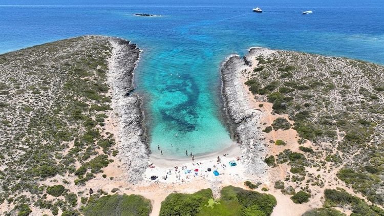 L'étonnante plage de Faneromeni