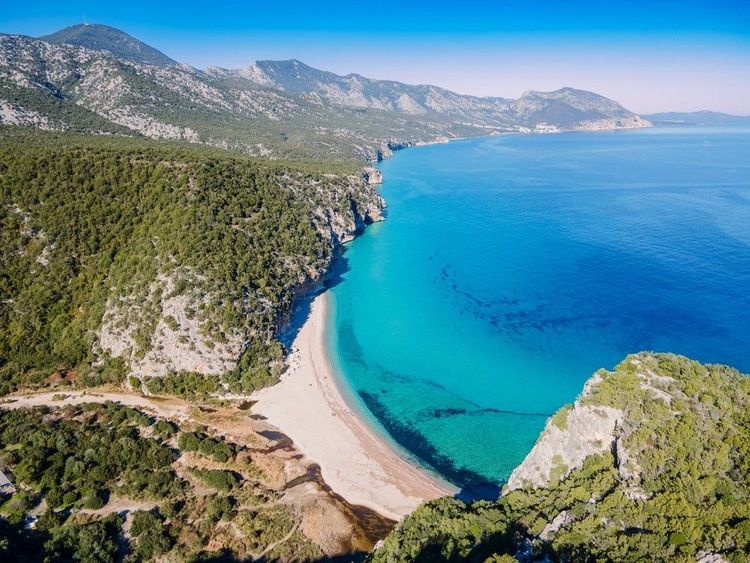 Vue panoramique entre la Cala Luna et Cala Gonone