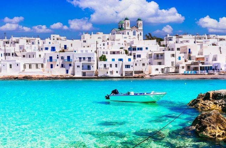 Formidable eau tourquoise devant le front de mer de Naoussa