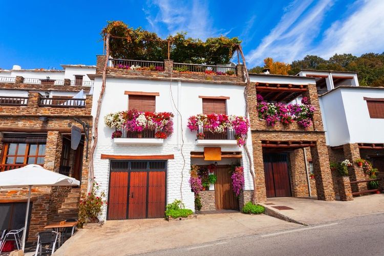 Le village fleuri de Capileira, dans les environs de Grenade, en Andalousie.