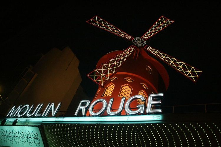 Le célèbre cabaret du Moulin Rouge de nuit à Paris, France