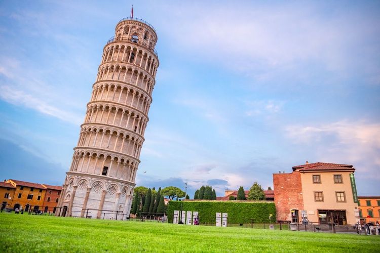 La cathédrale de Pise et la tour penchée à Pise, en Italie.