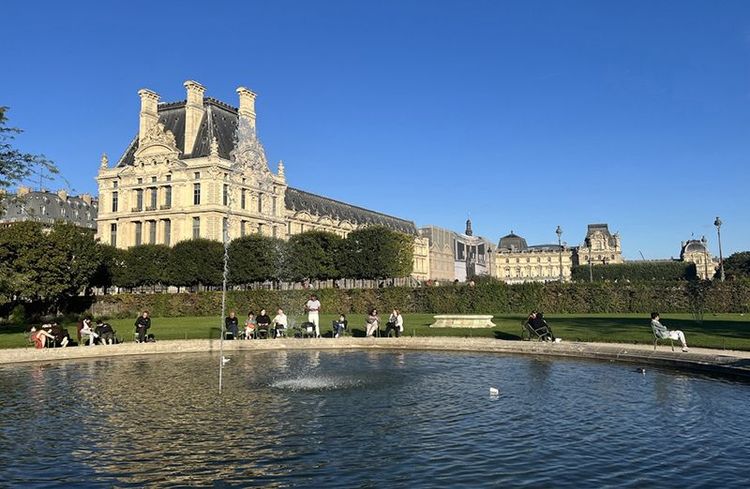 Le Louvre vu depuis les Tuileries