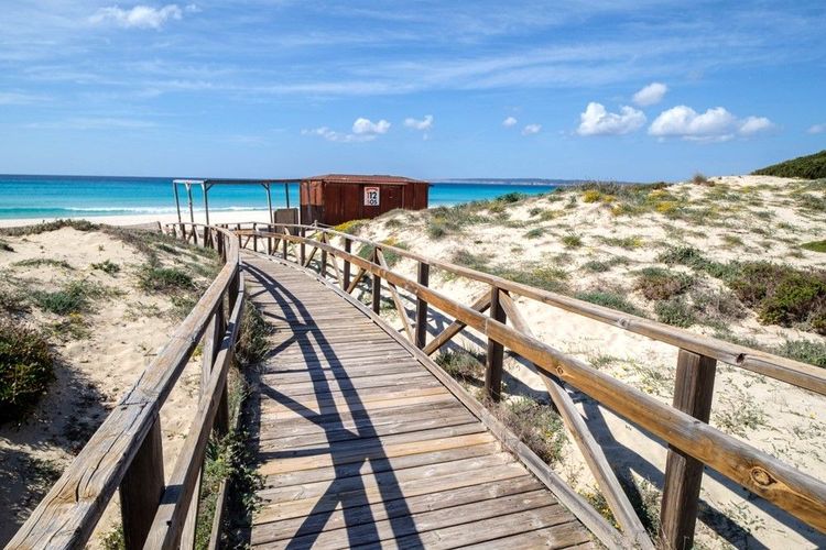 Des caillebotis pour accéder à la plage