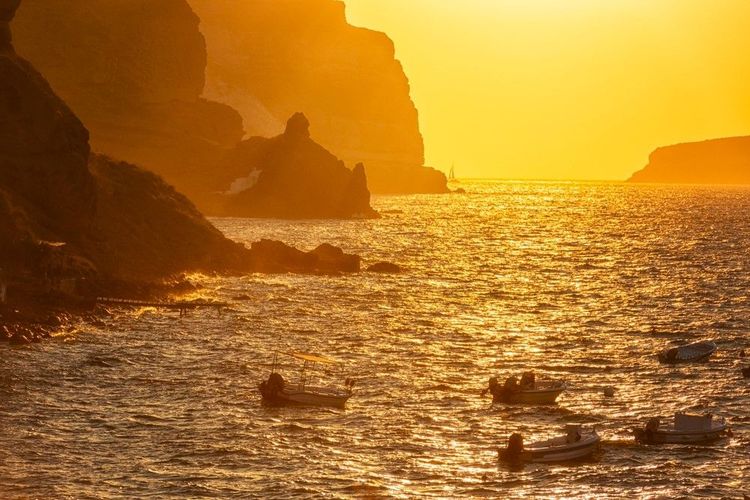 Couché de soleil à Santorin, vu depuis la mer