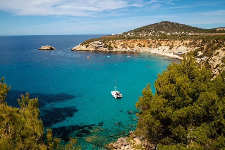 Voiliers dans la magnifique baie de Cala d Hort, Ibiza, Baléares, Espagne