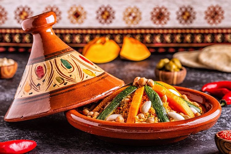 Beau tajine de légumes dans son plat en terre cuite