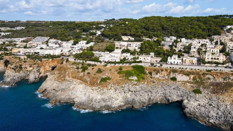 Vue sur la ville thermale Santa Cesarea Terme, dans la région des Pouilles.