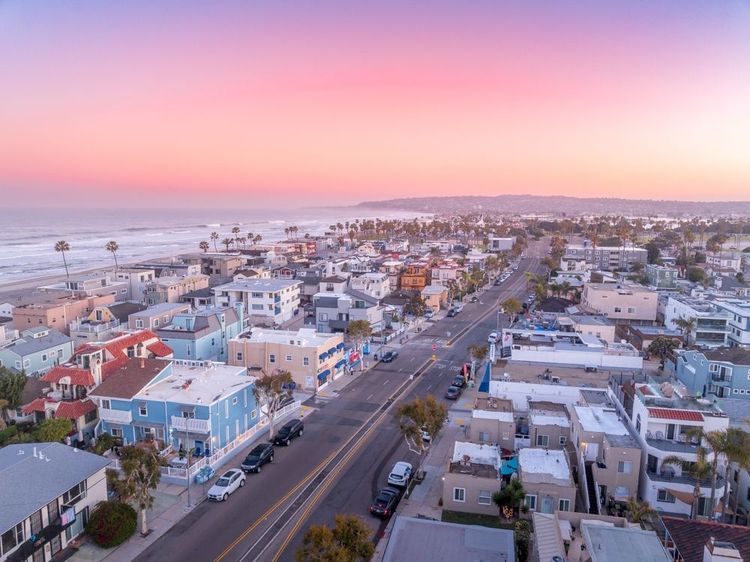 Lever du soleil sur Mission Beach à San Diego