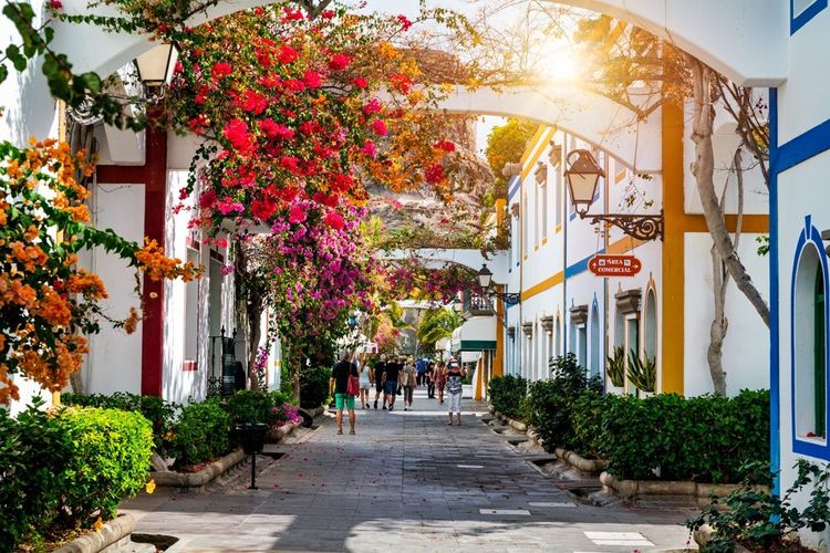Rue fleurie à Puerto de Mogan, Grande Canarie