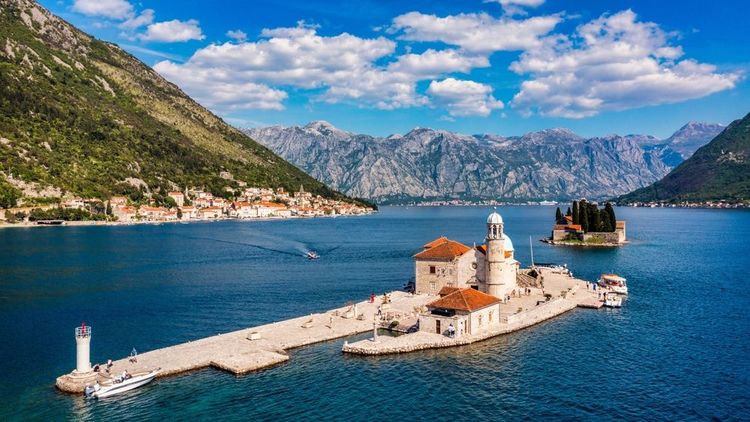 les îles de Notre-Dame-des-Rochers et Saint-George (à dr.) à Perast