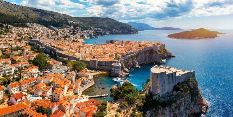 Vue aérienne sur les fortifications de Dubrovnik et la forteresse de Lovrijenac
