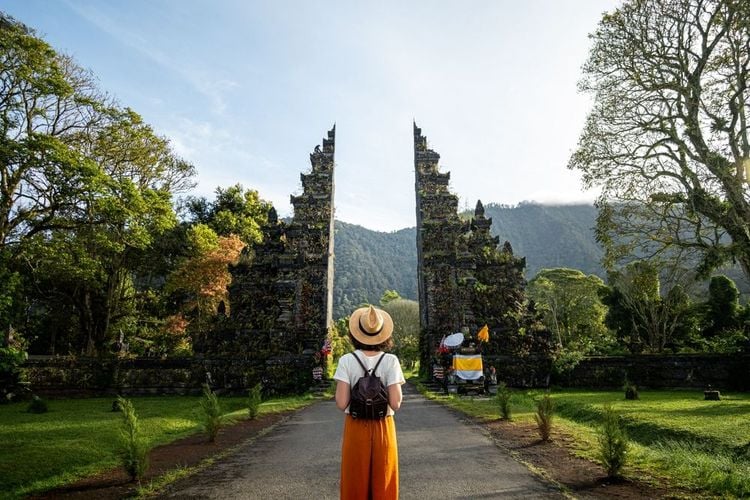 Une touristes face à un temple hindou balinais.