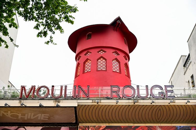 Le Moulin Rouge après avoir perdu ses lames le 5 mai 2024 à Paris