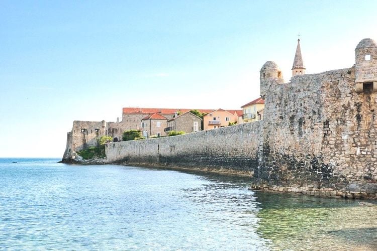 Le mur d'enceinte vu depuis la plagette de Budva