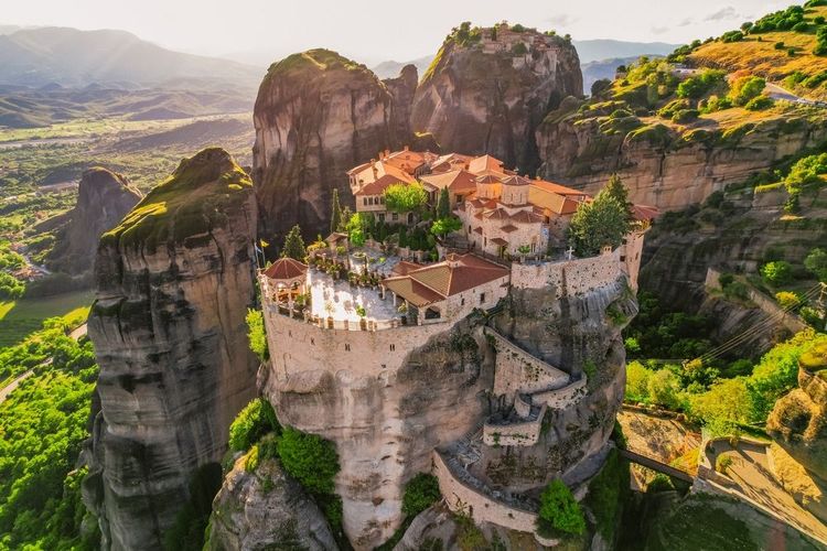 Le monastère de Meteora, monastère rocheux de Grèce près de la ville de Kalabaka
