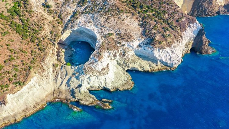 La grotte de Sykia, sur la côte de Milos