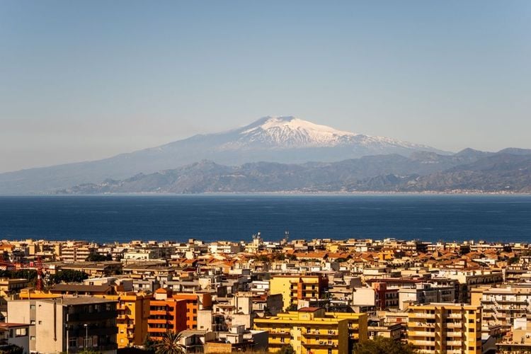 Volcan de l'Etna, vue depuis la ville de Reggio di Calabria