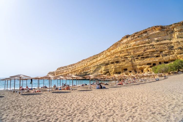 La plage de Matala en Crète.