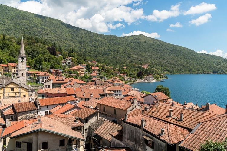 Vue aérienne de la ville de Mergozzo