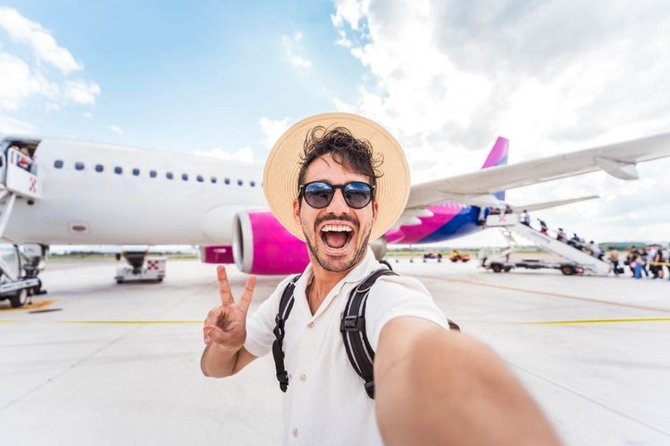 Prendre l'avion, un synonyme pour partir en vacances