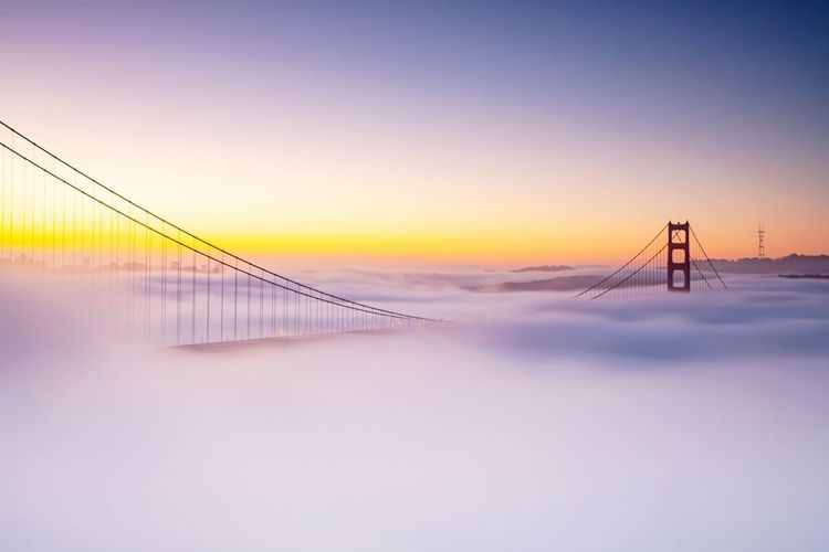 Golden Gate Bridge au-dessus du brouillard à San Francisco, Californie, USA