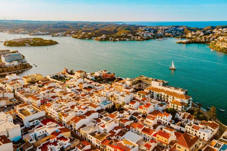  vue Aérienne sur la ville traditionnelle d'Es Castell sur la côte de Minorque.