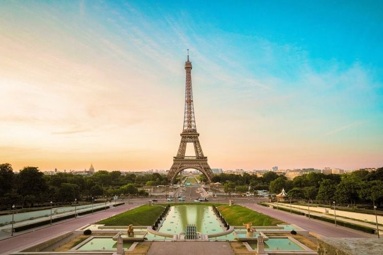 Tour Eiffel, jardin Trocadero et Champs de mars au loin au coucher du soleil à Paris.