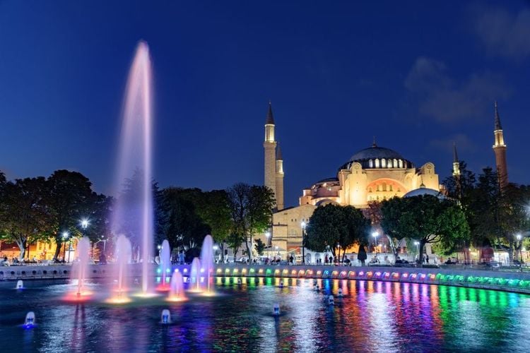 La Fontaine sur la place Sultanahmet et Sainte-Sophie à Istanbul, Turquie