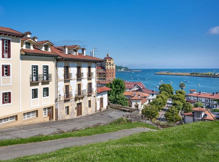 La ville et le port de Hondarribia, Espagne