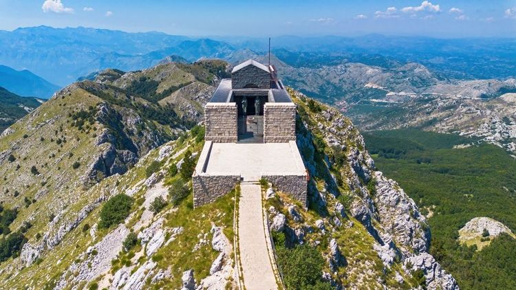 L'impressionnant mausolée de Petar II Petrović-Njegoš au sommet du Lovcen