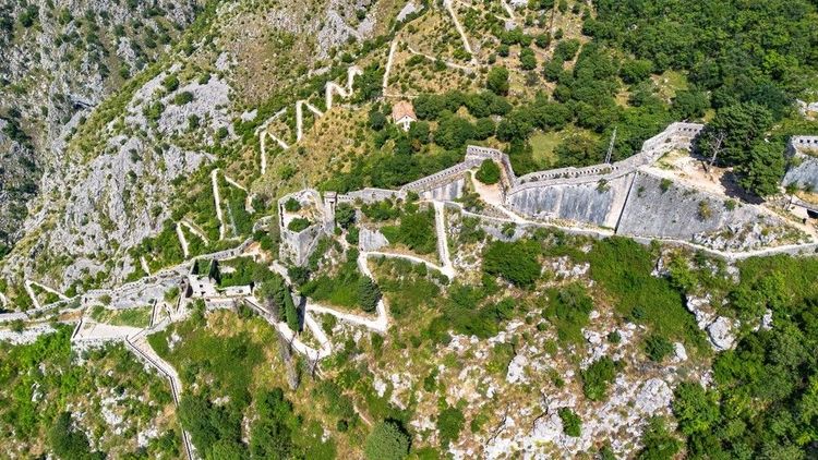 Si elle sert effectiement à gravir la montagne, on lui donne le nom d'"échelle" pour sa forme graphique vue d'en-haut