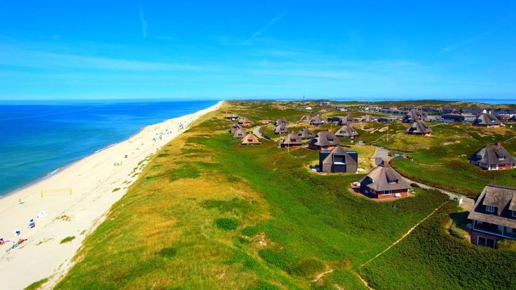 vue aérienne sur le paysage de la plage avec des maisons dans le paysage des dunes