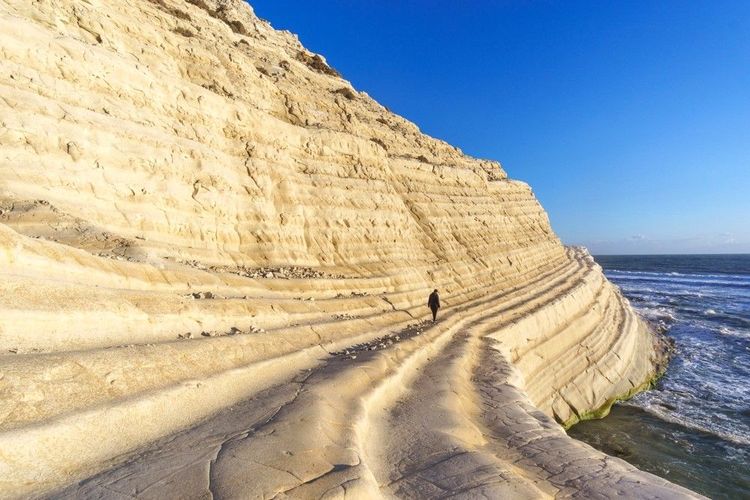 Promenade sur les falaises crayeuses nommées Escaliers des Turcs ou Scala dei Turchi