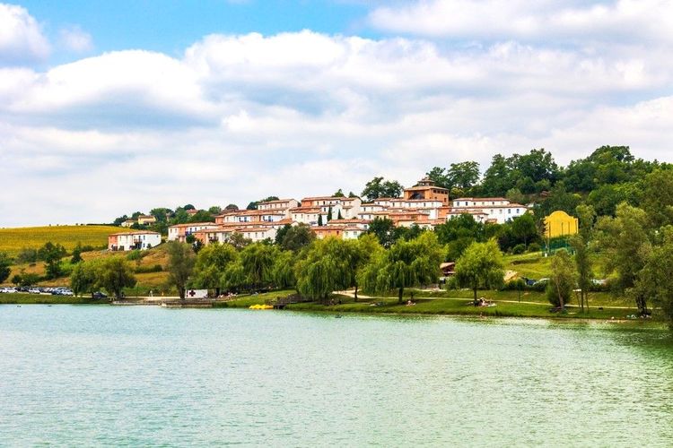 Le village de Carla-Bayle au dessus du lac