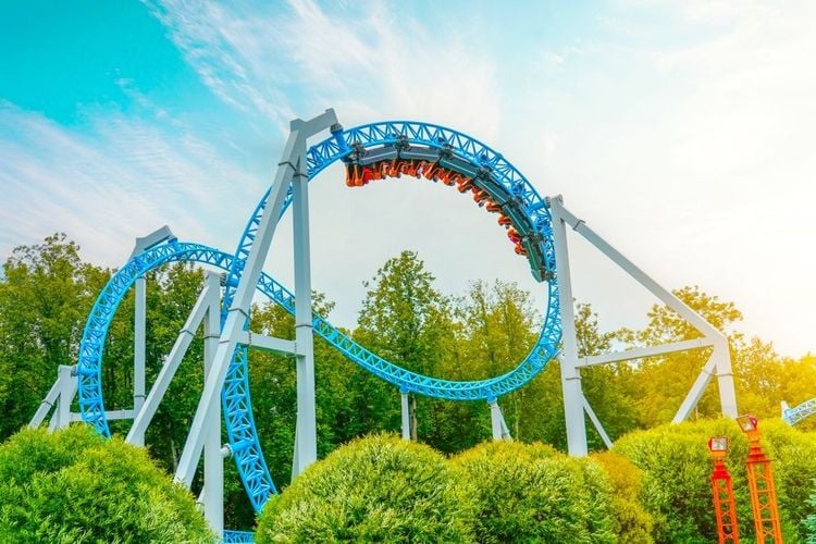 Le roller coaster, ou montagnes russes, un classique incontournable dans quasiment tous les parcs
