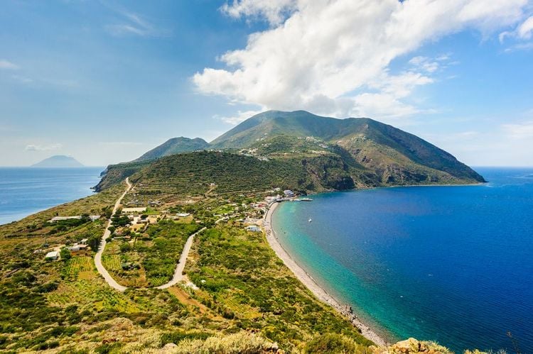 Vue aérienne de l'île de Salina.