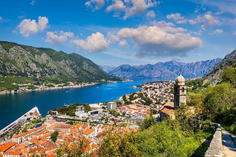 Vue de la vieille ville de Kotor, Monténégro. Baie de Kotor baie est l'un des plus beaux endroits sur la mer Adriatique. La vieille ville historique de Kotor et la baie de Kotor de la mer Adriatique, Monténégro.