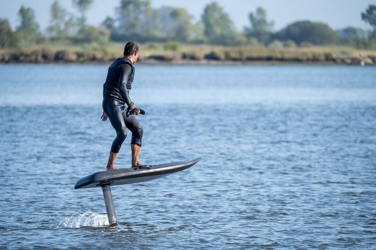 E-foil sur le lac