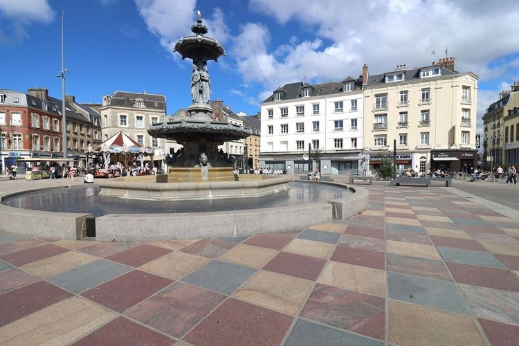 Place du Général de Gaulle, ville de Cherbourg dans le Cotentin.
